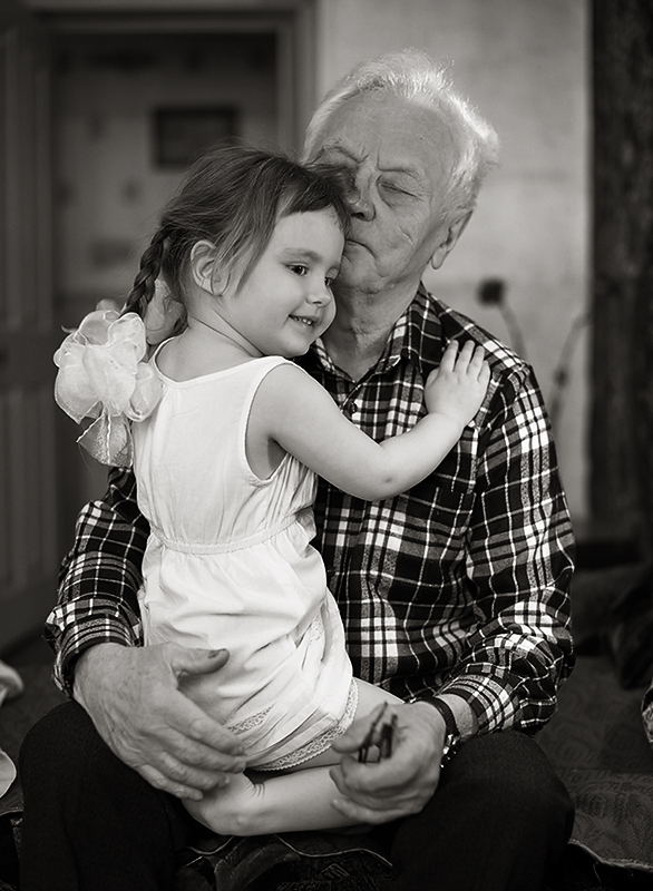 Старики внучку видео. Девочка с дедушкой. Дедушка с внучкой на руках. Дедушка с маленькой внучкой. Любящий дедушка.