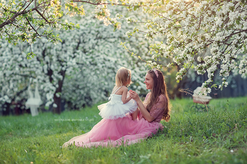 Мп3 улица мама. Семейная фотосессия в цветущем саду. Фотосессия в яблоневом цвету с детьми. Фотосессия в цветущем саду. Мама и дочка в цветущем саду.