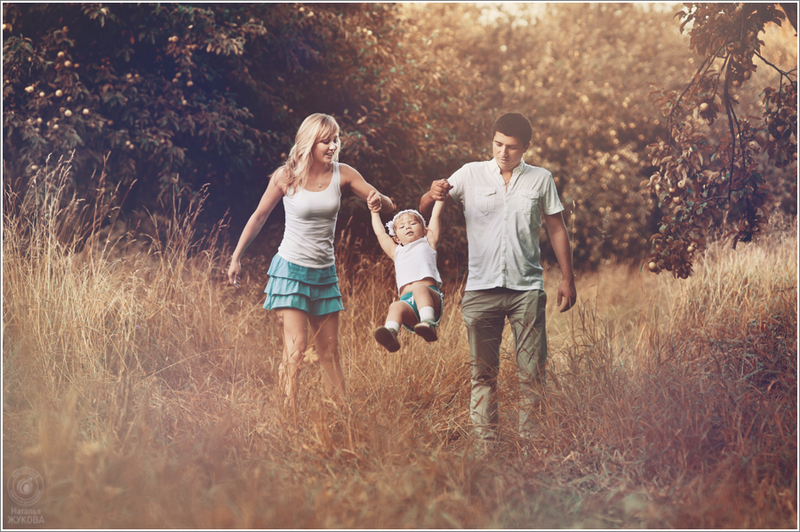 Летние фото девочка с родителями. Семейное фото летом в зелени синяя одежда.