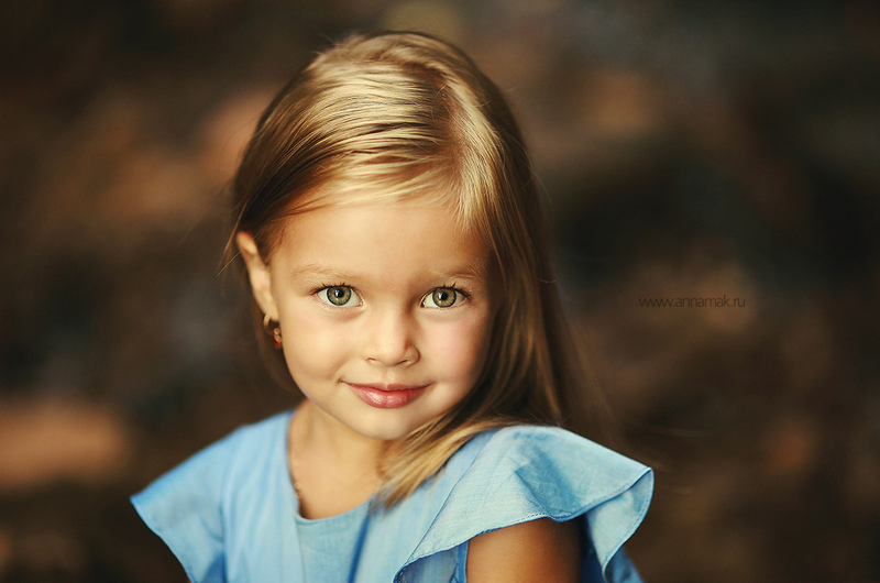 Фото маленькой девочки с голубыми глазами и светлыми волосами