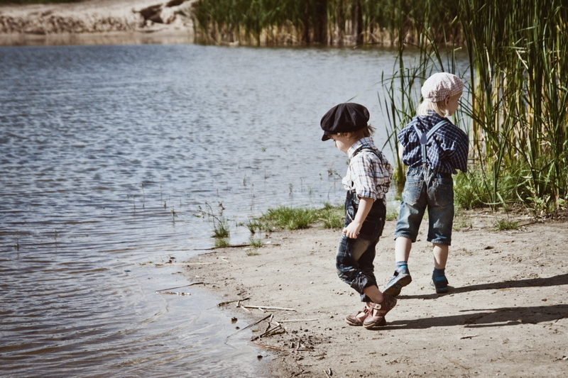 Кинешь в речку не. Мальчик на берегу реки. Мальчики на речке. Мальчишки на реке. Дети идут на речку.