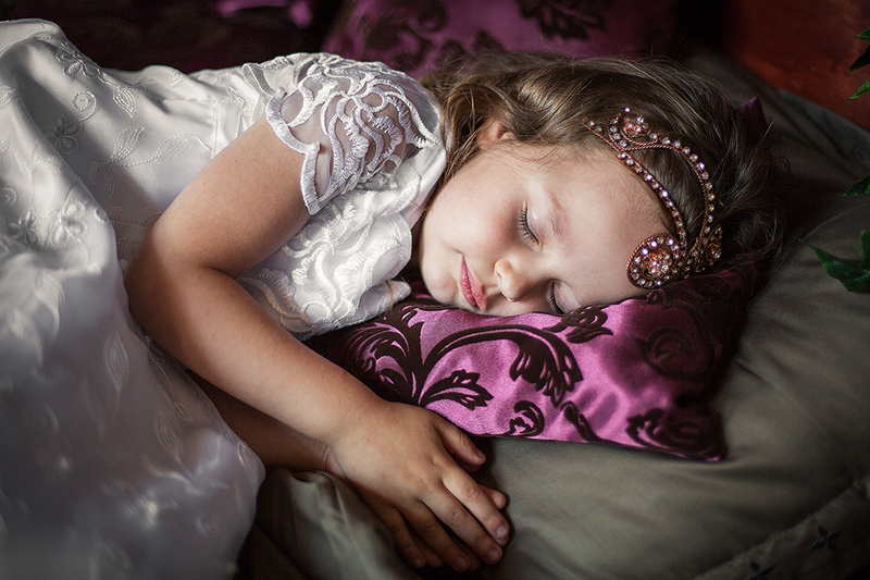 Мешает спать принцессам. Фото спящей принцессы. Фотографиях спящей принцессы Шарлотты.