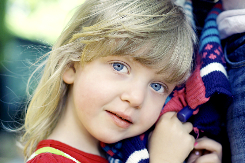 Мальчик с голубыми глазами. Семья с голубыми глазами. Девочка с голубыми глазами картинка для детей. Мальчик с голубыми глазами картинка для детей. Голубоглазые родственники