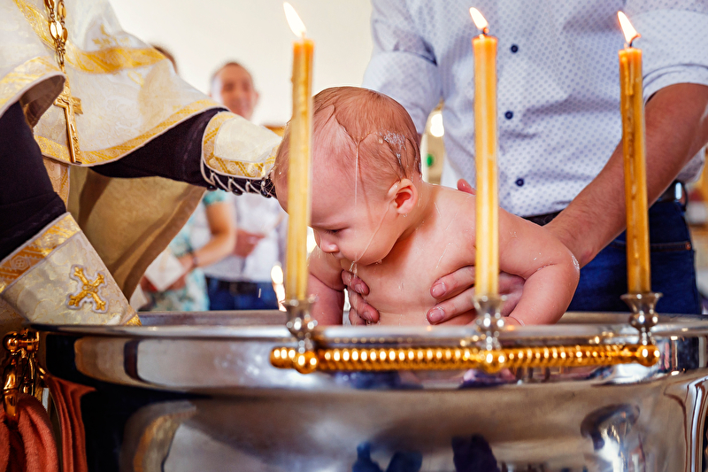 Крещение младенца. Фотосессия крещения ребенка. Покрестить детей верхняя Пышма. Священник новорожденным.