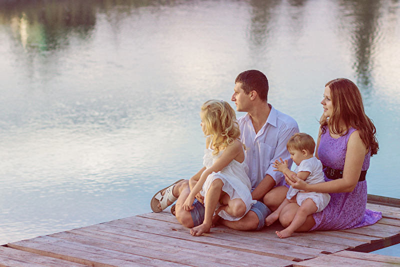 Своими семью озерами. Семейная фотосессия. Семейная фотосессия у реки. Счастливая семья на озере. Семья у реки.