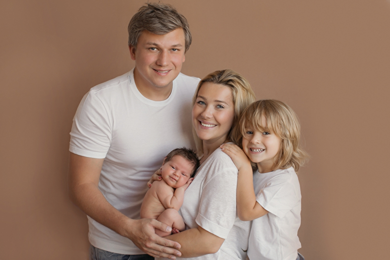 Family telegram. Семья в галерее. Фотогалерея семьи Пиготт. Семья в галерее картинка. Семья галерея Уфа фото.