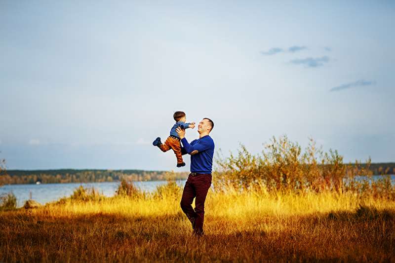 На природе папа. Отец с сыном на природе. Фотосессия папа и сын на природе. Фотосессия папа и сын осенью. Осенние фотосессии папа сынок.