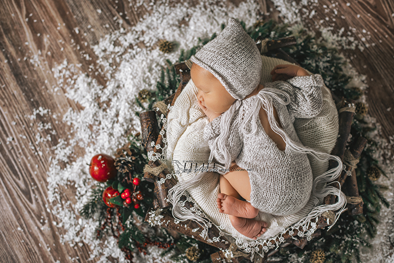 Новорожденный зимой. Зимняя фотосессия для новорожденных. Фотосессия новорожденного зимой. Фотосессия зимняя с новорожденным. Новорожденный зима фотосессия.