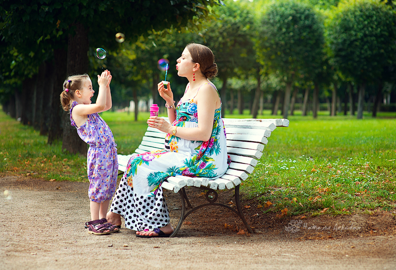 Мама с дочкой москва. Мама с ребенком в парке. Летняя прогулка в парке с детьми. Фотосессия прогулка летом. Фотосъемка детей в парке летом.