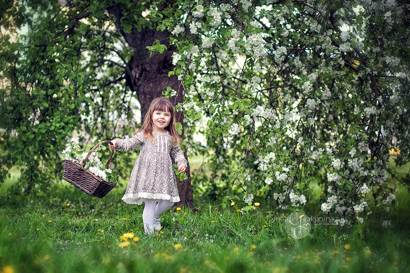 Фото в цветущих яблонях с детьми