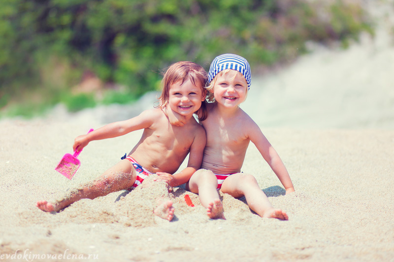 Children naturism. Детский нудисткий пляж. Ребятишки на пляже 10. Маленький нудистский детский. Голенькие детишки на море.