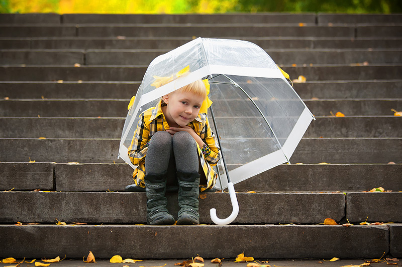 Дети под зонтиком. Зонтик для детей. Фотосессия с зонтиком дети. Мальчик с зонтом.
