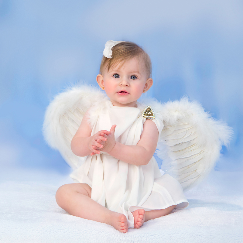 Ребенок в костюме ангела