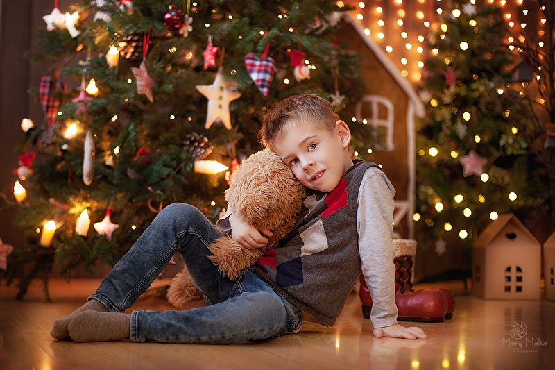 Сын новым годом. Новогодняя фотосессия в студии мальчик. Новогодняя фотосессия с сыном. Новогодняя семейная фотосессия в студии. Новогодняя фотосессия детей мальчиков.