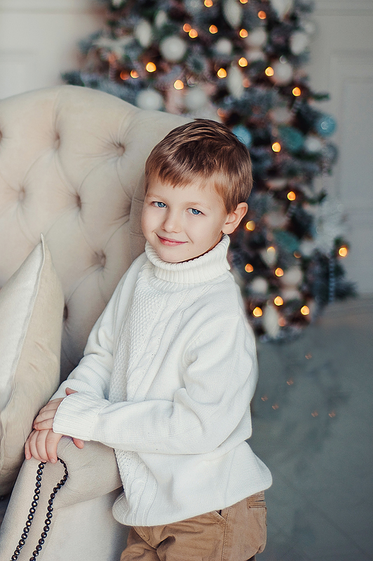 Мальчик 4 года новый год. Новогодняя фотосессия мальчика. Новогодняя фотосессия в студии мальчик. Новогодняя фотосессия детей мальчиков. Новогодняя детская фотосессия в студии мальчики.