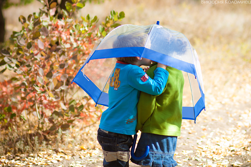 Дети под зонтиком. Мальчик и девочка под зонтом. Дети под зонтом. Мальчик и девочка под зонтиком. Зонтик для детей.