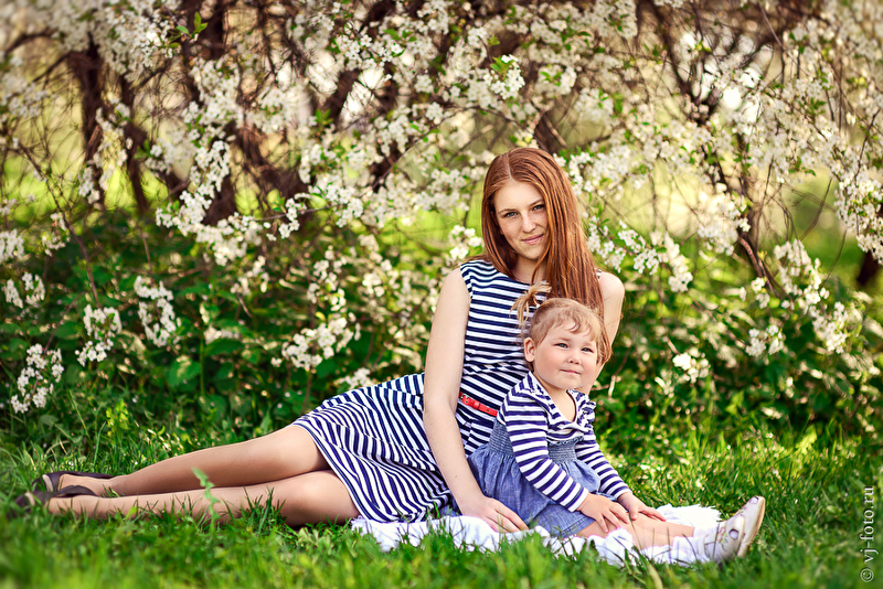 Дочь позирует. Семейная фотосессия в цветущем саду. Семейная фотосъемка в цветущих садах. Фотосессия в яблоневом саду семейная. Фотосессия с малышом в цветущих садах.