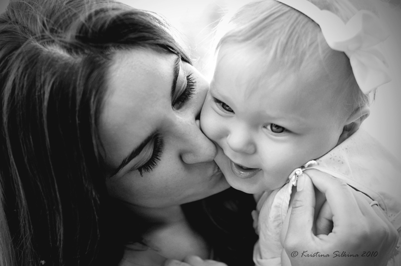Поцелую маму слушать. Поцелуй матери. Ребенок целует мамины руки. Счастливая мама с дочкой. Мама целует малыша.